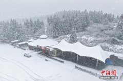 重庆武隆仙女山国家森林公园迎入冬以来最大一次降雪